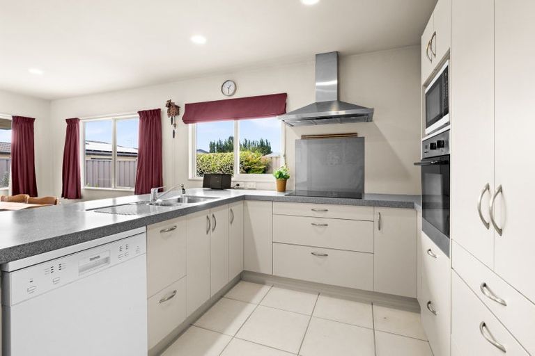 Photo of property in 2 Arthur Close, Clive, 4102