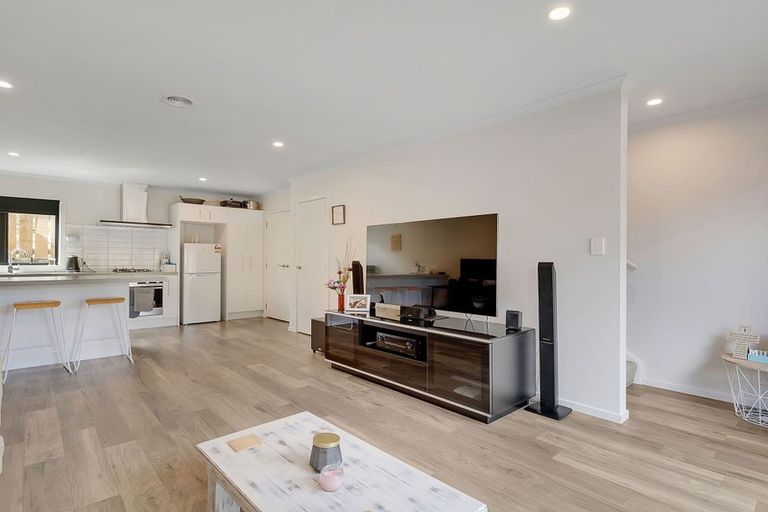 Photo of property in 8/9 Surrey Street, Tawa, Wellington, 5028