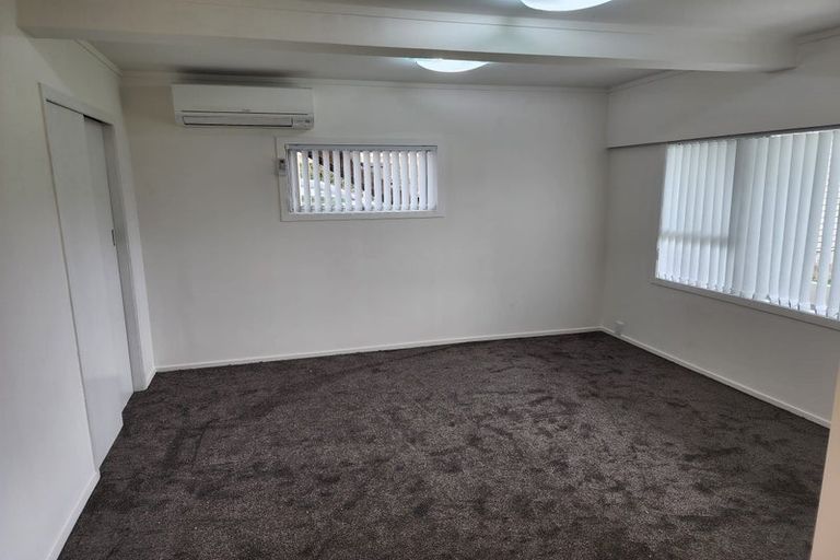 Photo of property in 623 Glenfield Road, Totara Vale, Auckland, 0629