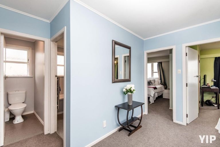 Photo of property in 44 Somes Crescent, Newlands, Wellington, 6037