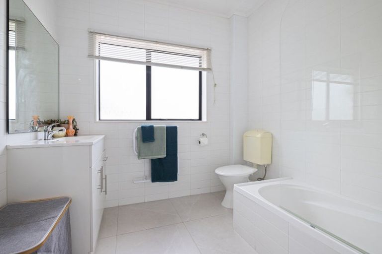 Photo of property in 10 Brownlee Place, Pukekohe, 2120