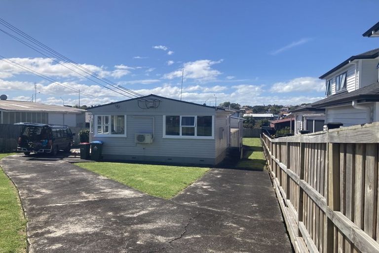 Photo of property in 15 Stamford Park Road, Mount Roskill, Auckland, 1041