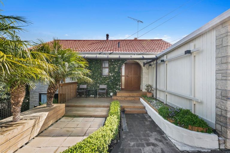 Photo of property in 60 Beach Road, Mellons Bay, Auckland, 2014