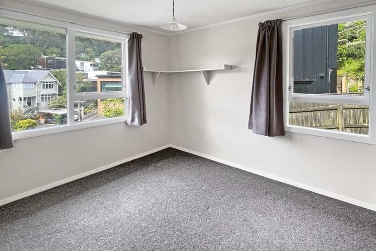 Photo of property in 32 Ngaio Road, Kelburn, Wellington, 6012
