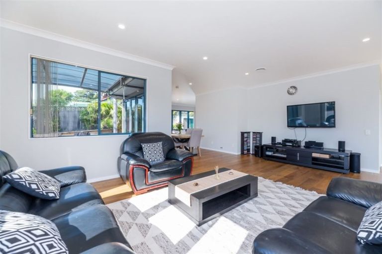 Photo of property in 3 Opal Close, Rosedale, Auckland, 0632