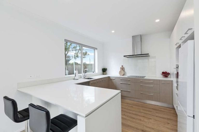 Photo of property in 24 William Wallbank Crescent, Swanson, Auckland, 0614
