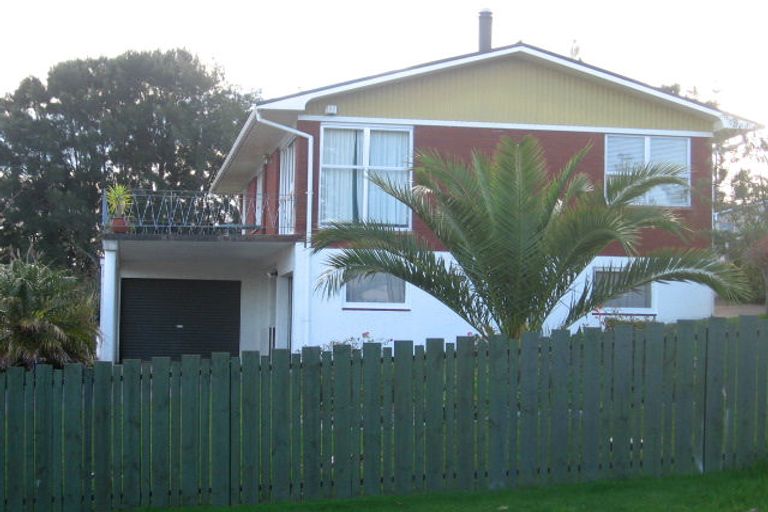 Photo of property in 21 Crompton Road, Massey, Auckland, 0614