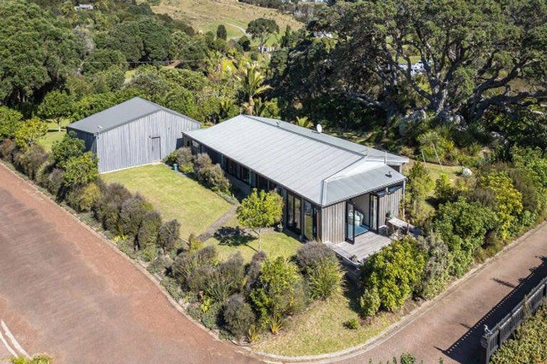 Photo of property in 7 Pye Place, Hot Water Beach, Whitianga, 3591