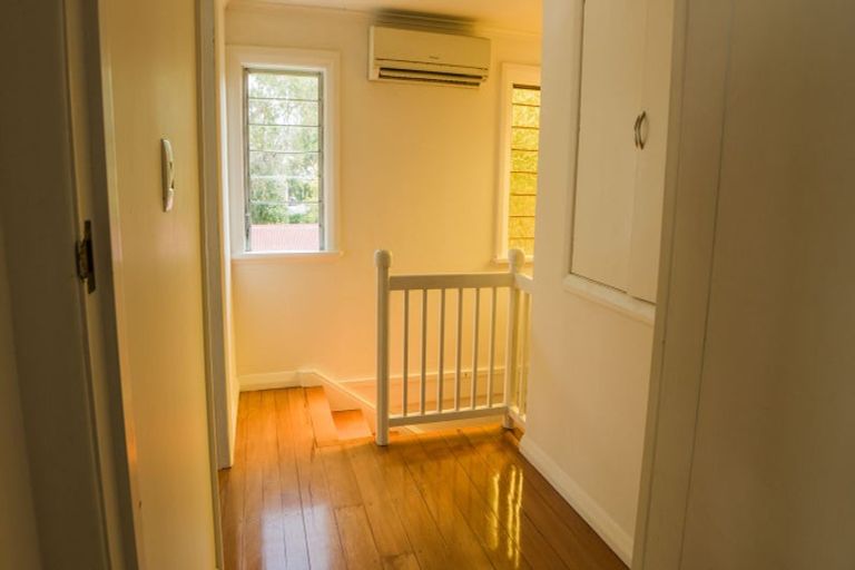 Photo of property in 27 Belle Vue Avenue, Northcote Point, Auckland, 0627