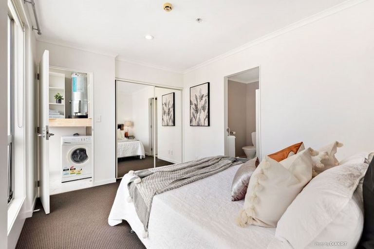 Photo of property in Terrace Heights Apartments, 2e/163 The Terrace, Wellington Central, Wellington, 6011