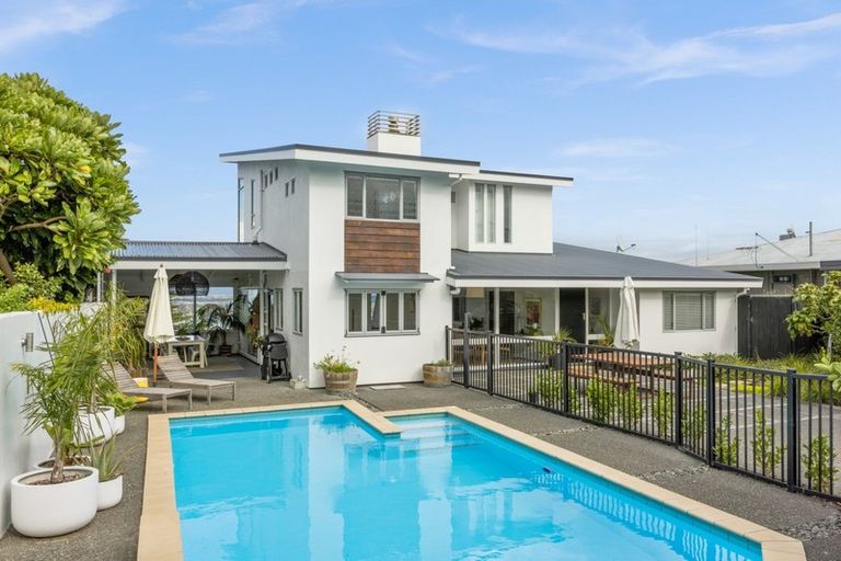 Photo of property in 2 Cobden Road, Bluff Hill, Napier, 4110