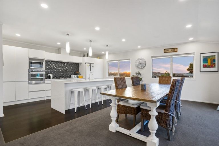 Photo of property in 4 Melandra Road, Stanmore Bay, Whangaparaoa, 0932