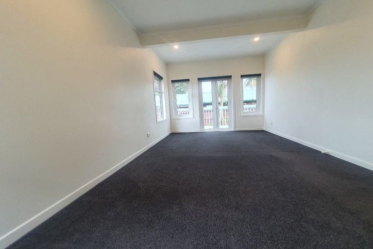 Photo of property in 3240a Great North Road, New Lynn, Auckland, 0600