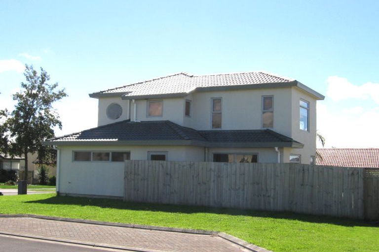 Photo of property in 6 Longbush Road, Te Atatu Peninsula, Auckland, 0610