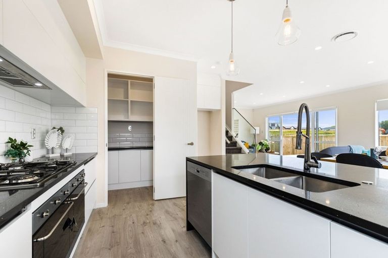 Photo of property in 30 Jane Maree Road, Kumeu, 0810