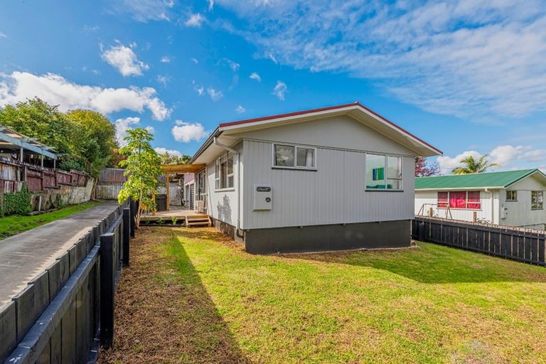 Photo of property in 1/26 Kemp Road, Massey, Auckland, 0614