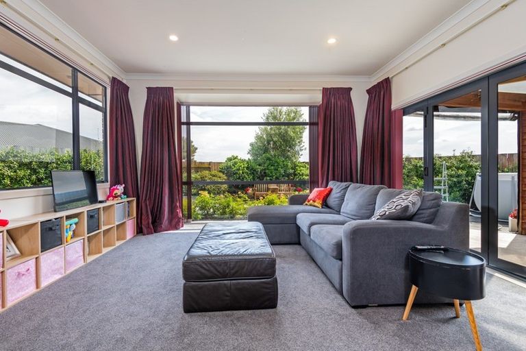 Photo of property in 8 Crabapple Close, Milson, Palmerston North, 4414