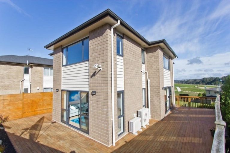 Photo of property in 30 Sohlue Place, Oteha, Auckland, 0632