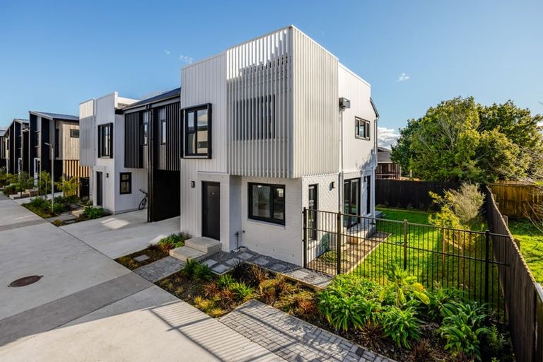Photo of property in 11 Kaaramuramu Lane, Mangere Bridge, Auckland, 2022