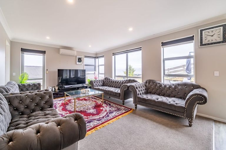 Photo of property in 31 Percy Kinsman Crescent, Riverstone Terraces, Upper Hutt, 5018
