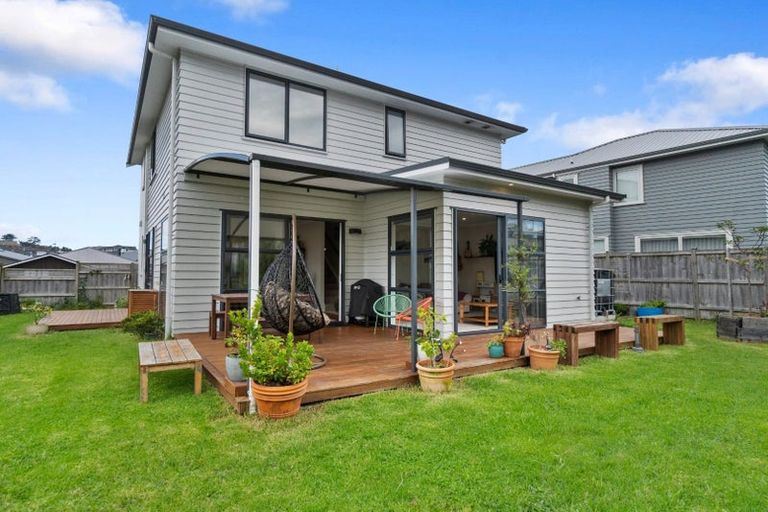 Photo of property in 16 Onekura Street, Red Beach, 0932