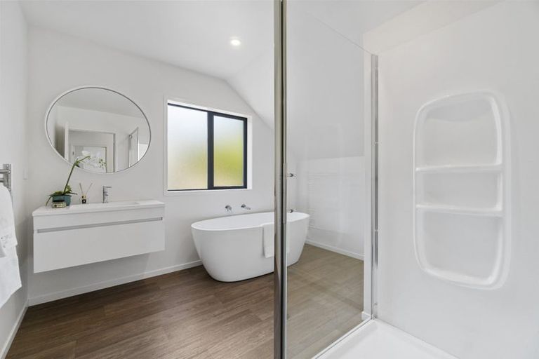 Photo of property in 548b Glenfield Road, Glenfield, Auckland, 0629