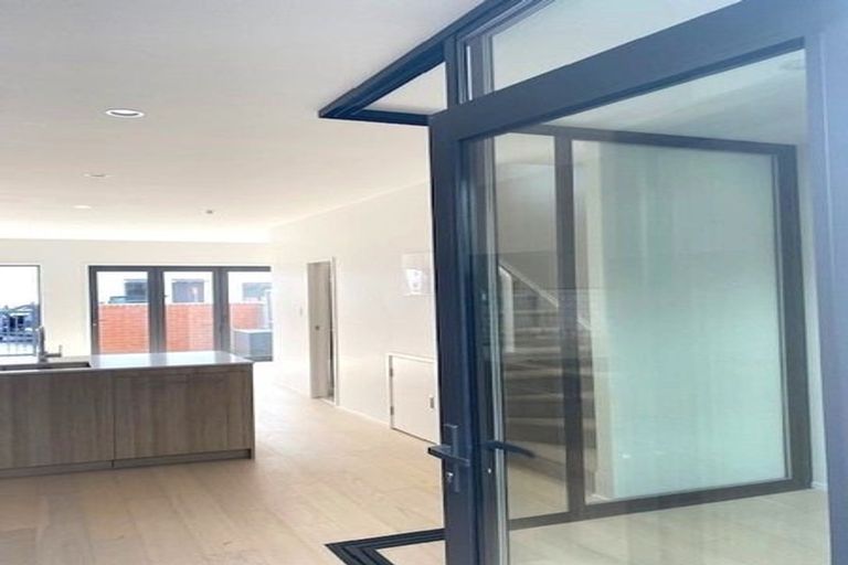 Photo of property in 19 Lyons Avenue, Murrays Bay, Auckland, 0630