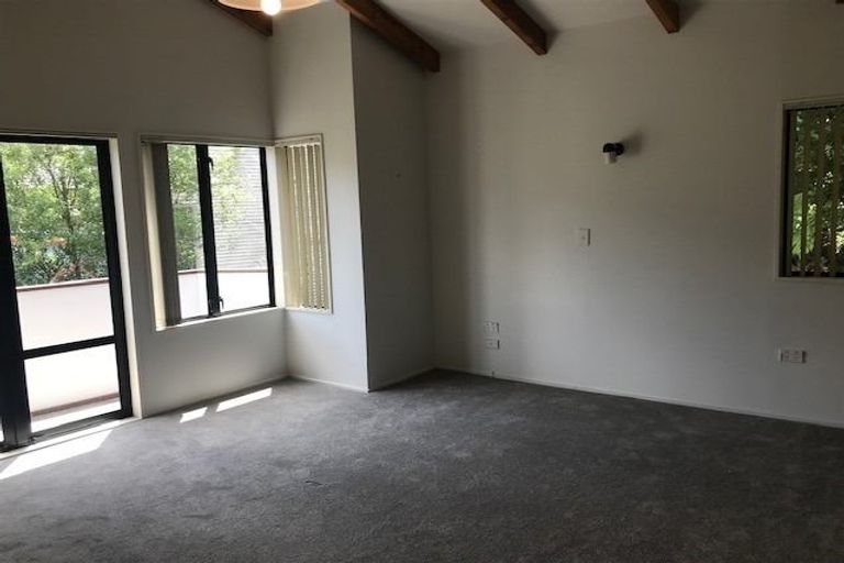 Photo of property in 7 Stitchbird Close, Murrays Bay, Auckland, 0630