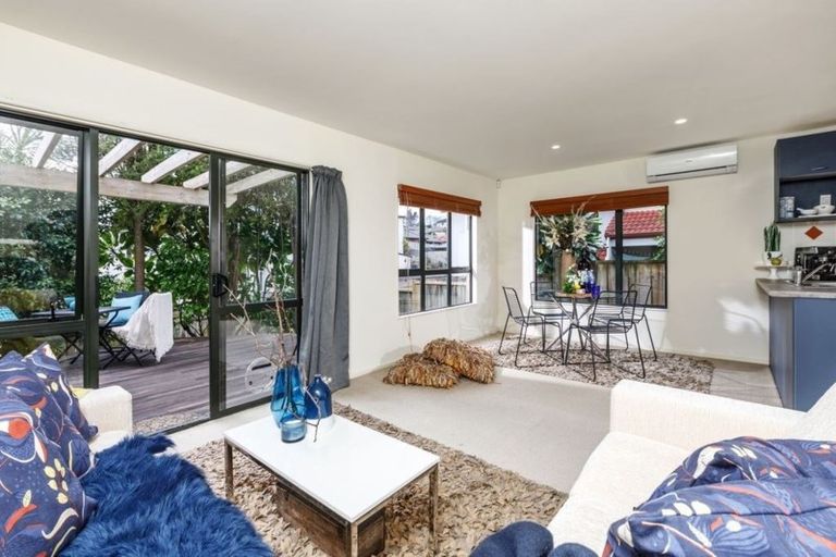 Photo of property in 4/42 Fields Parade, Oteha, Auckland, 0632