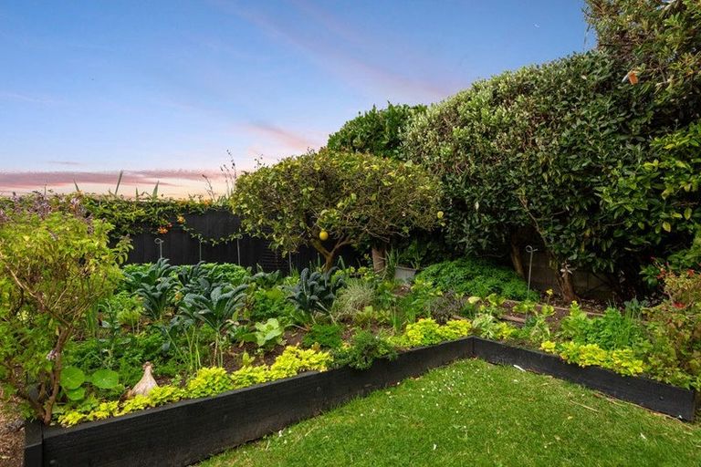 Photo of property in 22 John Dee Crescent, Red Beach, 0932