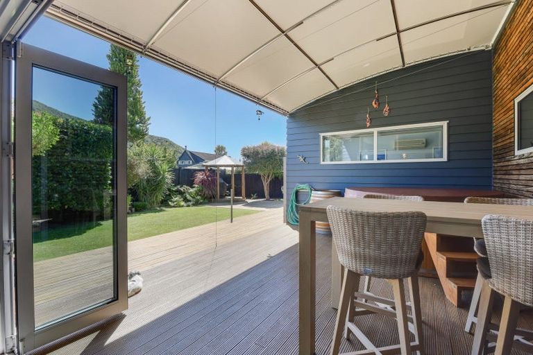 Photo of property in 15 Whitby Close, Waikawa, Picton, 7220