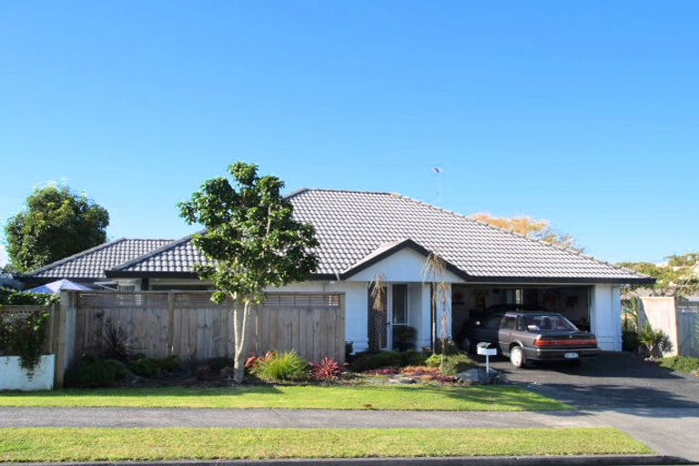 Photo of property in 1 Yarlside Place, Northpark, Auckland, 2013