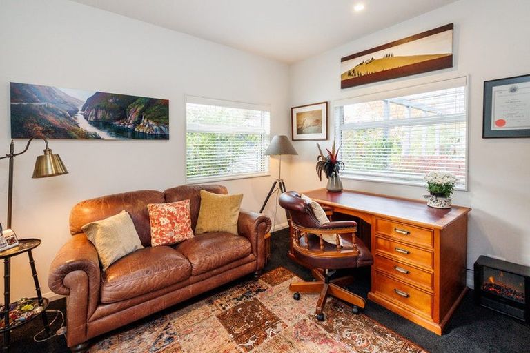 Photo of property in 42 Stewart Crescent, Hokowhitu, Palmerston North, 4410