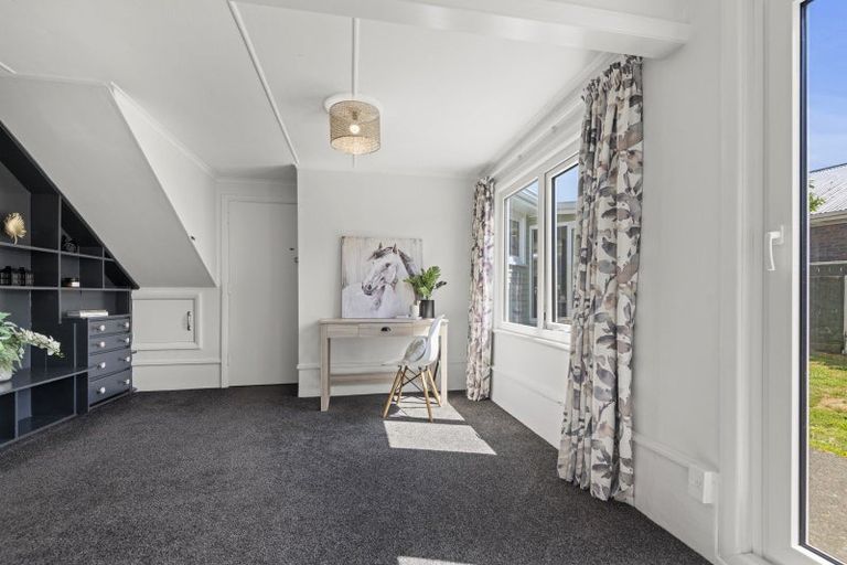 Photo of property in 1 Athlone Place, Hokowhitu, Palmerston North, 4410