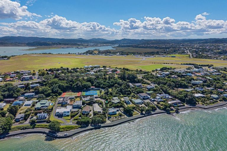 Photo of property in 1 Whimp Avenue, Onerahi, Whangarei, 0110