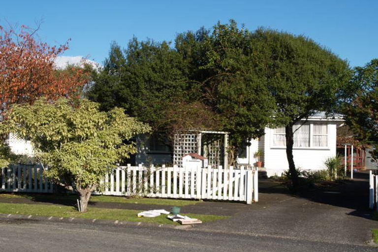 Photo of property in 6 Chisholm Place, Mangere East, Auckland, 2024