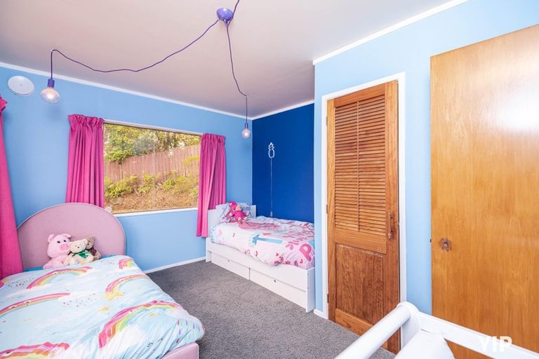 Photo of property in 52 Colchester Crescent, Newlands, Wellington, 6037