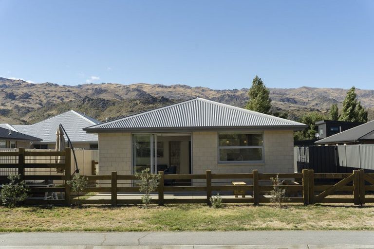 Photo of property in 7 Missy Crescent, Mount Pisa, Cromwell, 9383