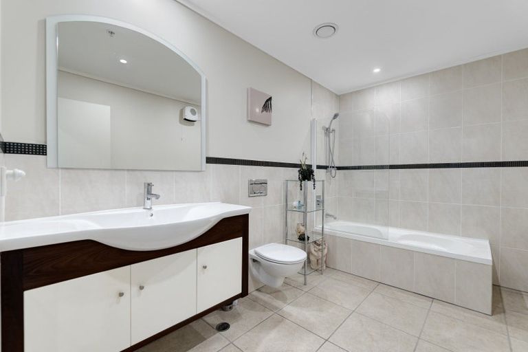 Photo of property in 15/72a Devonport Road, Tauranga, 3110