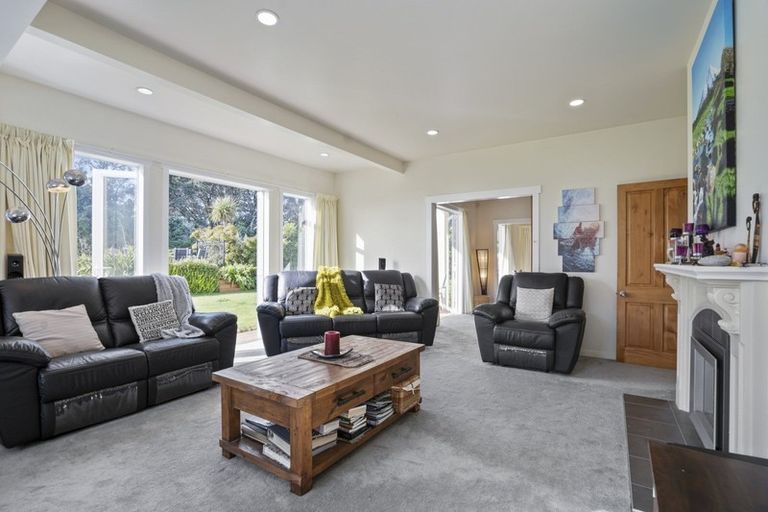 Photo of property in 1 Kawaroa Close, New Plymouth, 4310