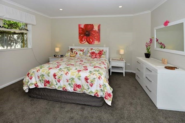Photo of property in 32 Rising Parade, Fairview Heights, Auckland, 0632