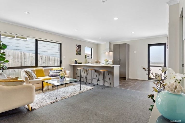 Photo of property in 28 Cedar Heights Avenue, Massey, Auckland, 0614