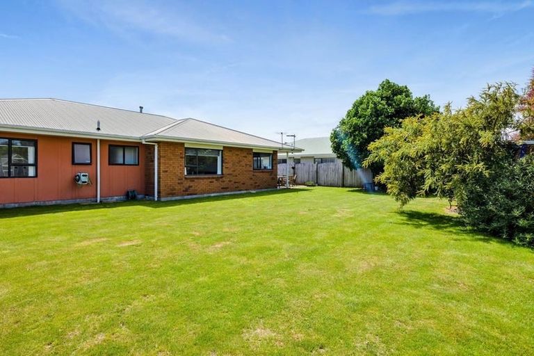 Photo of property in 18 Beech Place, Hawera, 4610