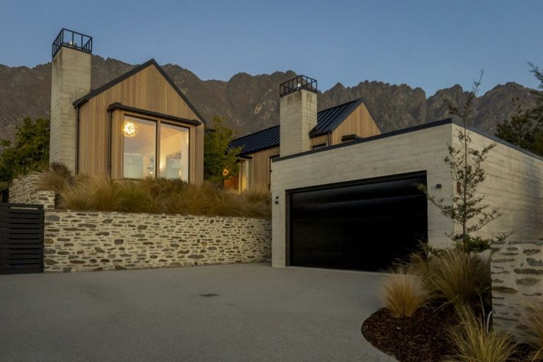 Photo of property in 31 Falconer Rise, Jacks Point, Queenstown, 9371