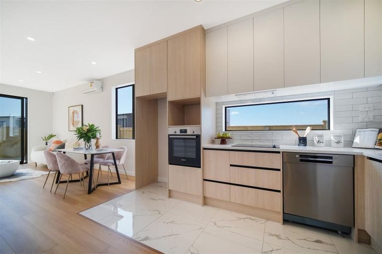 Photo of property in 27 Kuaha Road, Massey, Auckland, 0614