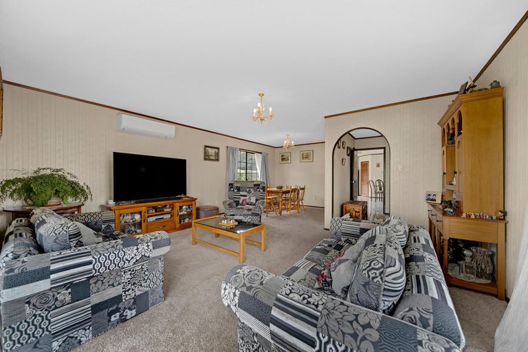 Photo of property in 11 Jessika Place, Conifer Grove, Takanini, 2112