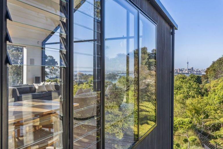 Photo of property in 22 Bridge View Road, Birkenhead, Auckland, 0626