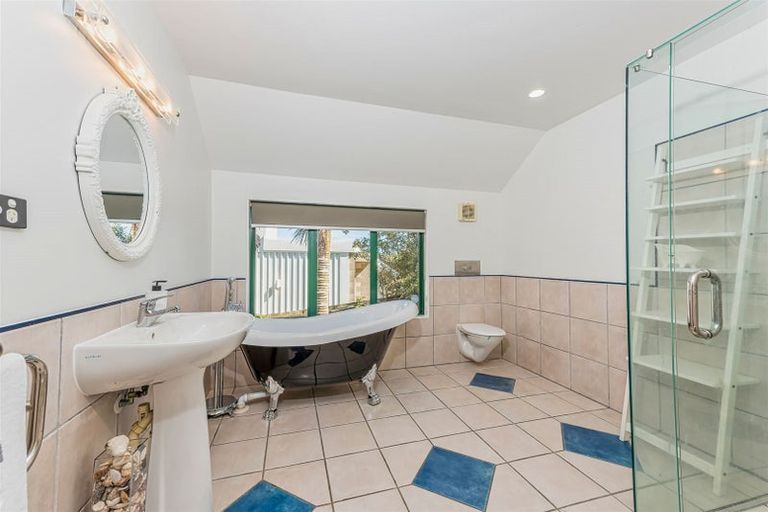 Photo of property in 215 West Harbour Drive, West Harbour, Auckland, 0618
