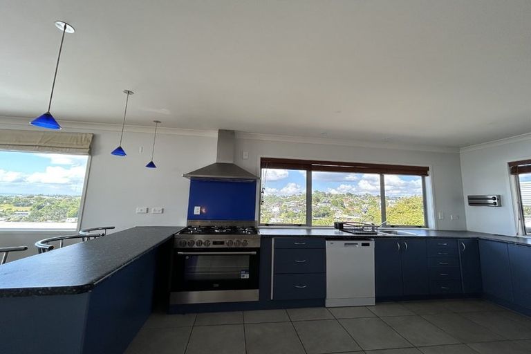 Photo of property in 7 Shearwater Rise, Rothesay Bay, Auckland, 0630