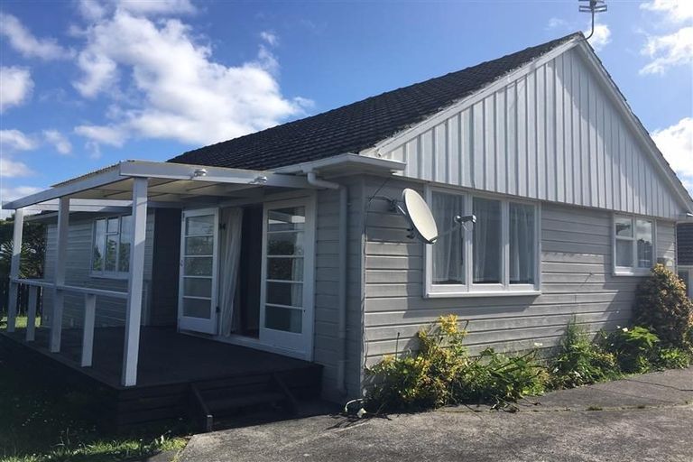 Photo of property in 1/47 Luckens Road, West Harbour, Auckland, 0618